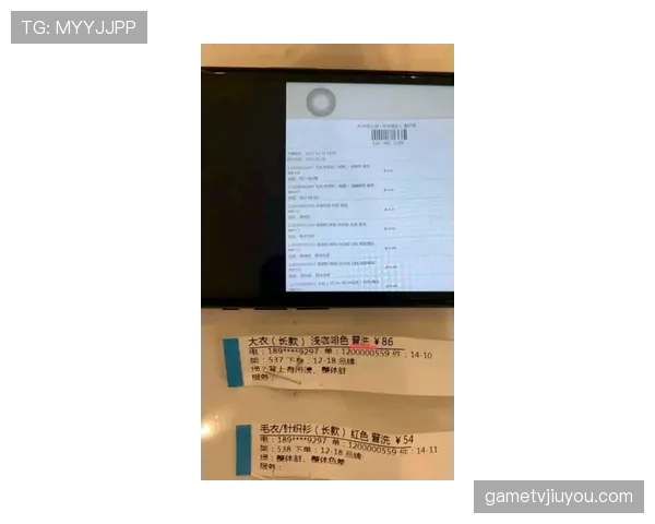 刷到冯彦哲的私服照，外套标签亮瞎我，银行卡自动下线